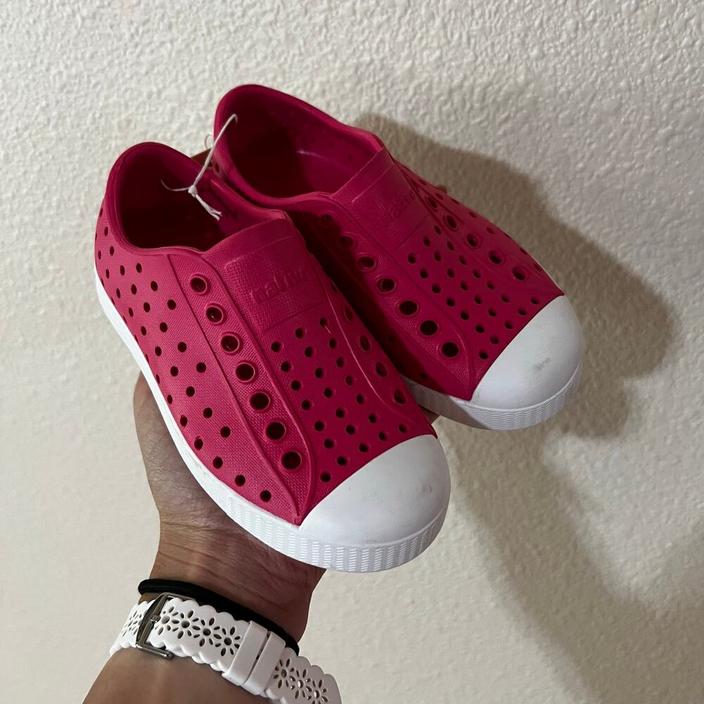 Native Jefferson water shoes in Hollywood pink / shell white NEW US C9